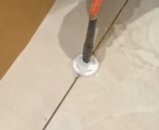 醴陵瓷砖空鼓维修公司专业解答瓷砖在铺贴过程中，如果没有涂抹均匀到位的粘结材料（如水泥砂浆或瓷砖胶），可能会导致以下问题