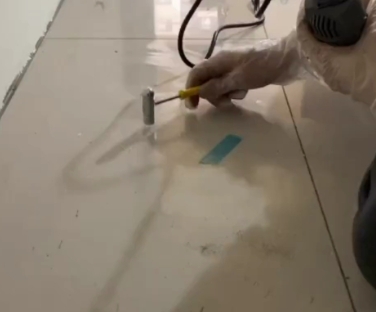 醴陵瓷砖开裂维修公司专业分享瓷砖在铺贴前如果没有沥干水分，将会导致以下问题